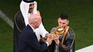 ميسي يرتدي عباءة من أمير قطر ويرفع كأس العالم