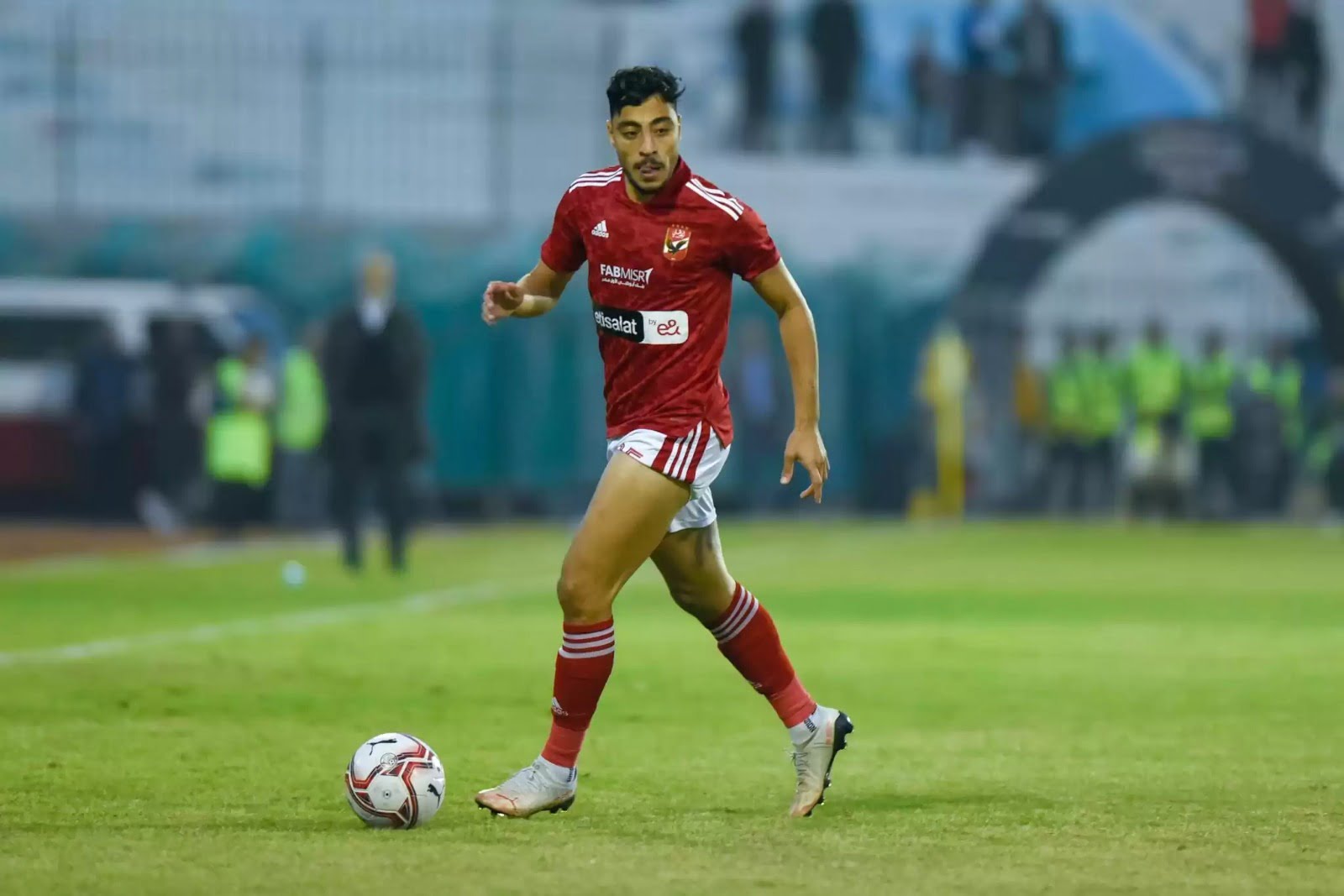الأهلي يعاقب أكرم توفيق بغرامة مالية تاريخية