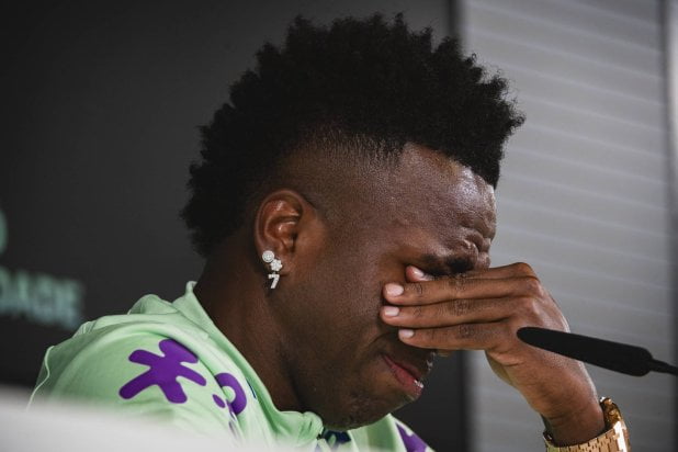 صحفي برشلونة يورط فينيسيوس أمام ريال مدريد والعالم