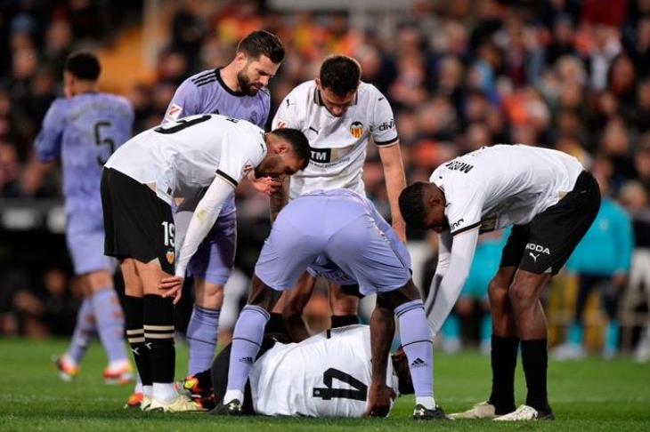 نجم ريال مدريد قد يتسبب بنهاية مسيرة لاعب فالنسيا.. هل يعتزل كرة القدم؟