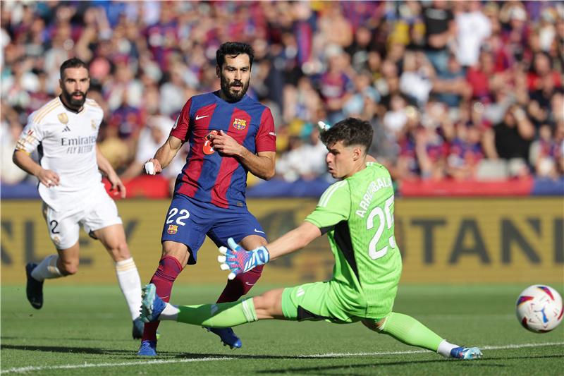 تشافي يحبط جماهير برشلونة قبل مواجهة ريال مدريد في الكلاسيكو
