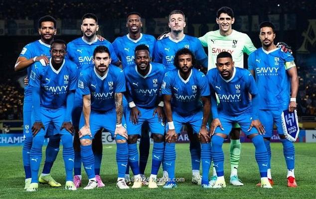 تشكيل الهلال أمام العين