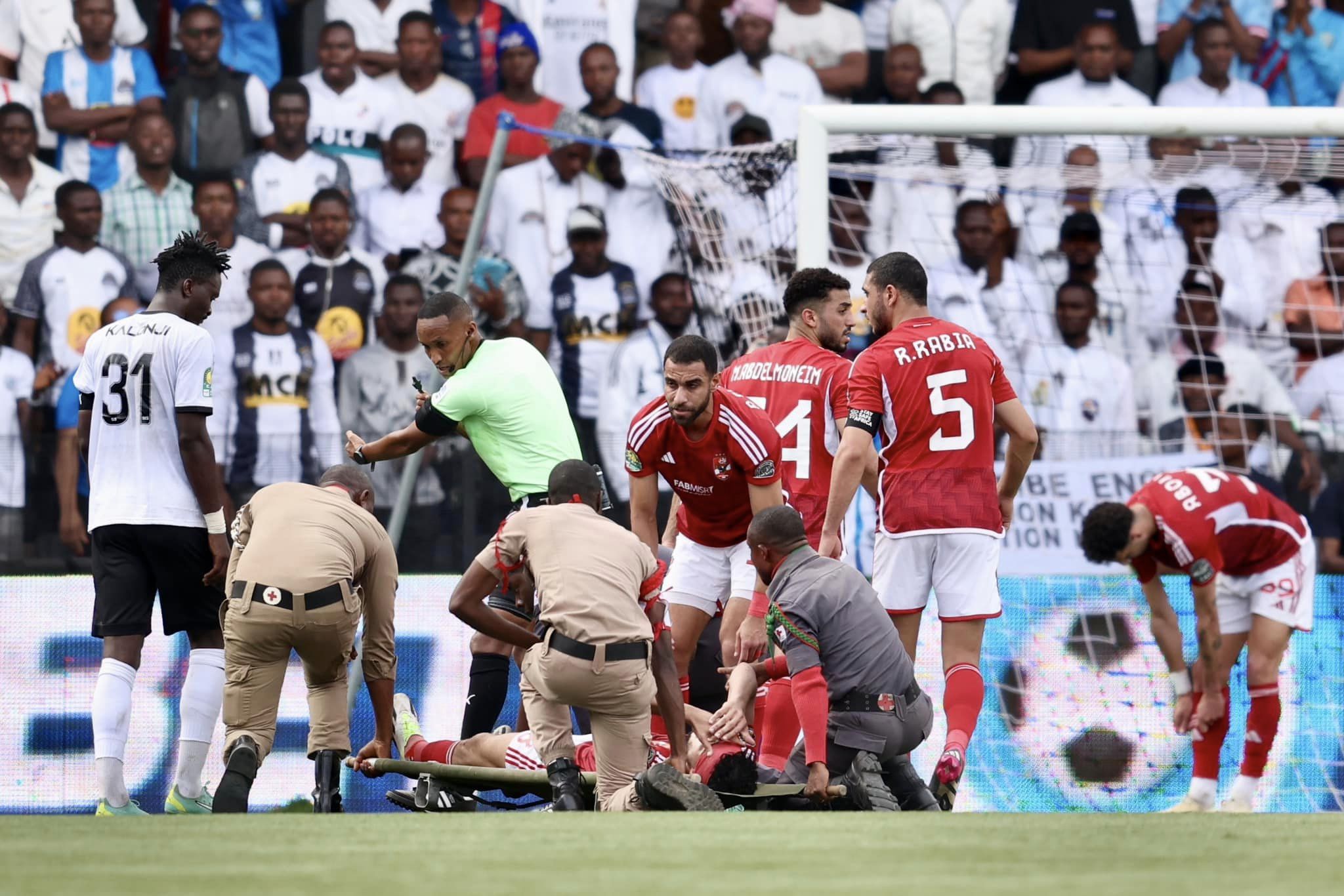 طبيب الأهلي يكشف حجم إصابة أكرم توفيق وكوكا خلال مواجهة مازيمبي