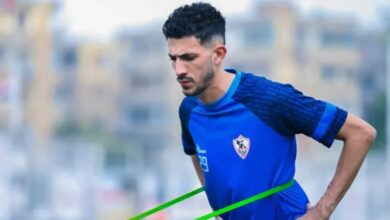 علق احمد فتوح على مباراة الأهلي والزمالك في كأس السوبر الإفريقي، والتي تتكرر بين قطبي الكرة المصرية للمرة الثانية في التاريخ. ولعب الزمالك أمام الأهلي في مباراة نهائي كأس السوبر الإفريقي مرة واحدة، والتي حقق خلالها الزمالك الفوز بهدف نظيف سجله أيمن منصور في عام 1994. وسيلتقي قطبي الكرة المصرية في كأس السوبر الإفريقي من جديد بعد 30 عاماً، بعدما توج الأهلي بلقب دوري أبطال إفريقيا، ونجاح الزمالك في التتويج بلقب كأس الكونفيدرالية الإفريقية. وتحدث احمد فتوح الظهير الأيسر لفريق الزمالك، عن موقفه من مواجهة الأهلي في نهائى كأس السوبر الإفريقي، وذلك خلال تصريحاته مساء اليوم الجمعة عبر قناة "إم بي سي مصر" مع الإعلامي إبراهيم فايق. وأكد فتوح خلال تصريحاته عبر برنامج "الكرة مع فايق"، بأن مباراة السوبر الإفريقي أمام الأهلي، ستكون بمثابة حياة أو موت بالنسبة إلى لاعبي الزمالك. وقال احمد فتوح إن لاعبي الزمالك سيدخلون مباراة السوبر الإفريقي أمام الأهلي من أجل الثأر، بعد خسارتنا في نهائي كأس مصر. وأشار فتوح إلى أنه كان يتمنى فوز الأهلي بلقب دوري أبطال إفريقيا، حتى يواجه الزمالك في كأس السوبر الإفريقي، وبالتالي سيكون هناك فرصة كبيرة أمام اللاعبين للثأر من هزيمة الكأس. وأتم احمد فتوح تصريحاته بأن نسبة فوز الزمالك بلقب كأس السوبر الإفريقي هى 60%، بينما نسبة فوز الأهلي هى 40% فقط. شاهد أيضاً مدرب ريال مدريد يختار حارس الفريق الأساسي أمام دورتموند في نهائي دوري الأبطال.. مفاجأة مدوية