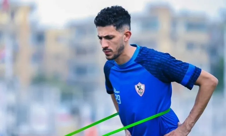 علق احمد فتوح على مباراة الأهلي والزمالك في كأس السوبر الإفريقي، والتي تتكرر بين قطبي الكرة المصرية للمرة الثانية في التاريخ. ولعب الزمالك أمام الأهلي في مباراة نهائي كأس السوبر الإفريقي مرة واحدة، والتي حقق خلالها الزمالك الفوز بهدف نظيف سجله أيمن منصور في عام 1994. وسيلتقي قطبي الكرة المصرية في كأس السوبر الإفريقي من جديد بعد 30 عاماً، بعدما توج الأهلي بلقب دوري أبطال إفريقيا، ونجاح الزمالك في التتويج بلقب كأس الكونفيدرالية الإفريقية. وتحدث احمد فتوح الظهير الأيسر لفريق الزمالك، عن موقفه من مواجهة الأهلي في نهائى كأس السوبر الإفريقي، وذلك خلال تصريحاته مساء اليوم الجمعة عبر قناة "إم بي سي مصر" مع الإعلامي إبراهيم فايق. وأكد فتوح خلال تصريحاته عبر برنامج "الكرة مع فايق"، بأن مباراة السوبر الإفريقي أمام الأهلي، ستكون بمثابة حياة أو موت بالنسبة إلى لاعبي الزمالك. وقال احمد فتوح إن لاعبي الزمالك سيدخلون مباراة السوبر الإفريقي أمام الأهلي من أجل الثأر، بعد خسارتنا في نهائي كأس مصر. وأشار فتوح إلى أنه كان يتمنى فوز الأهلي بلقب دوري أبطال إفريقيا، حتى يواجه الزمالك في كأس السوبر الإفريقي، وبالتالي سيكون هناك فرصة كبيرة أمام اللاعبين للثأر من هزيمة الكأس. وأتم احمد فتوح تصريحاته بأن نسبة فوز الزمالك بلقب كأس السوبر الإفريقي هى 60%، بينما نسبة فوز الأهلي هى 40% فقط. شاهد أيضاً مدرب ريال مدريد يختار حارس الفريق الأساسي أمام دورتموند في نهائي دوري الأبطال.. مفاجأة مدوية